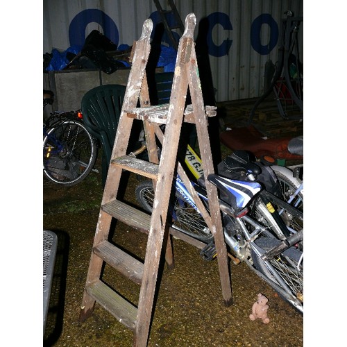 543 - WOODEN STEP LADDER