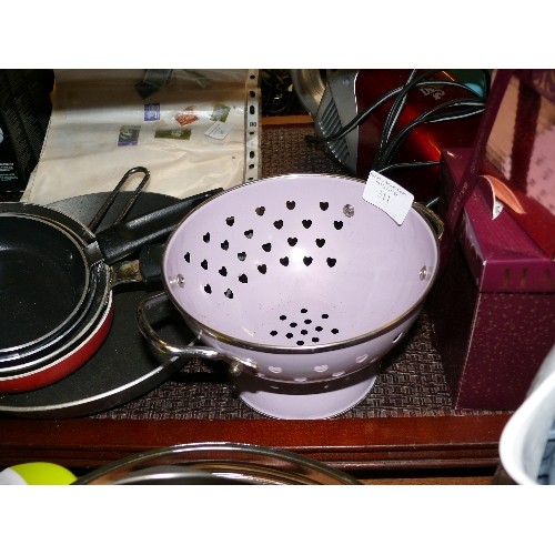 311 - A SMALL PINK SAUCEPAN AND MATCHING COLANDER PLUS THREE SMALL FRYING PANS.