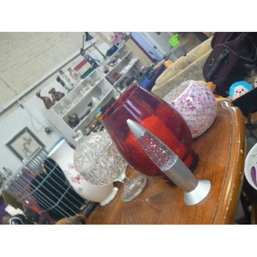 378 - GLASS BON BON DISH WITH LID, RED CANDLE JAR, MOSAIC TEALIGHT HOLDER AND A HIGHLY DECORATED POT.