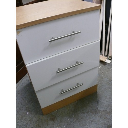 401 - CONTEMPORARY WHITE THREE DRAWER BEDSIDE, WOOD EFFECT TOP AND WHITE FRONT WITH SILVER BAR HANDLES.