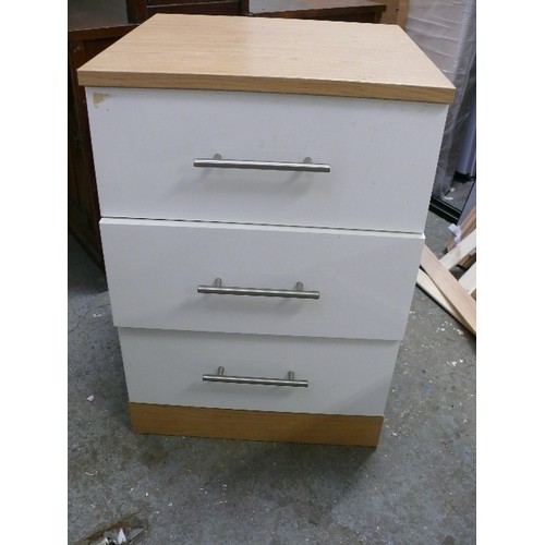 401 - CONTEMPORARY WHITE THREE DRAWER BEDSIDE, WOOD EFFECT TOP AND WHITE FRONT WITH SILVER BAR HANDLES.