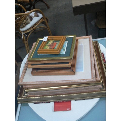 506 - COLLECTION OF APPROXIMATELY FIFTEEN VARIOUS PICTURES AND FRAMES.