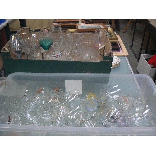 513 - LARGE QUANTITY OF GLASSWARE