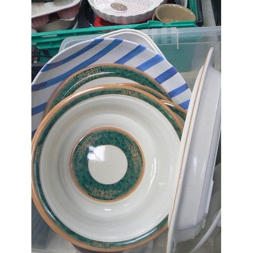 524 - A TUB OF DECORATIVE PLASTIC SERVING PLATES AND BOWLS.