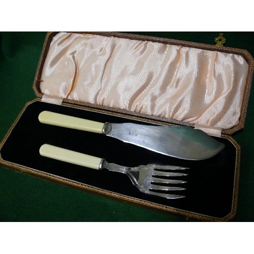 103 - A BOXED SET OF SILVER PLATE FISH SERVERS.