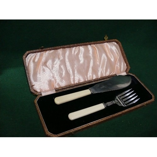 103 - A BOXED SET OF SILVER PLATE FISH SERVERS.