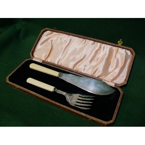 103 - A BOXED SET OF SILVER PLATE FISH SERVERS.