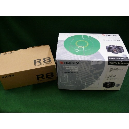 RICOH R8 DIGITAL CAMERA WITH CASE & FUJIFILM FINEPIX S7000 ZOOM CAMERA