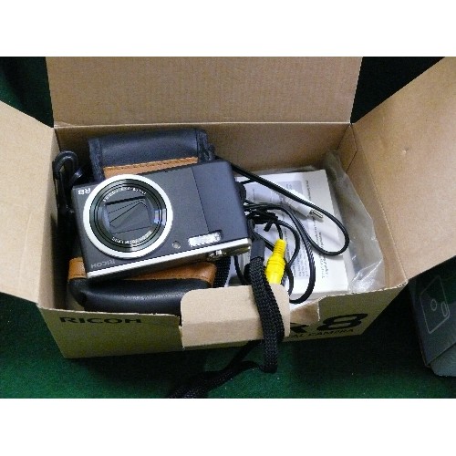 RICOH R8 DIGITAL CAMERA WITH CASE & FUJIFILM FINEPIX S7000 ZOOM CAMERA