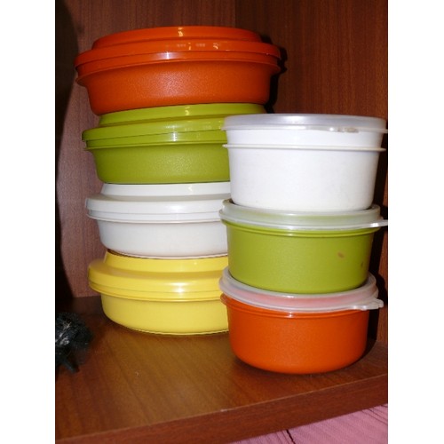 161 - VINTAGE TUPERWARE - FOUR SEAL AND SERVE BOWLS WITH PLATE LIDS, THREE SMALL POTS WITH LIDS.