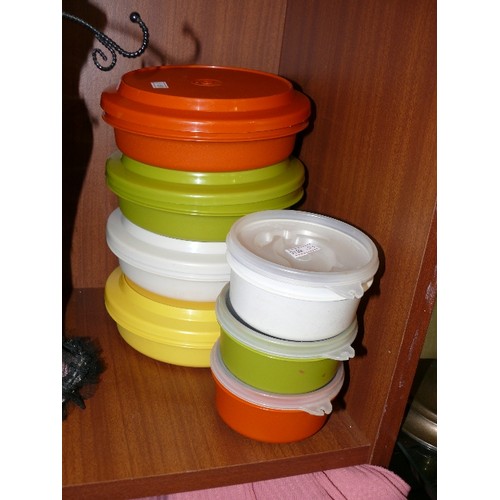 161 - VINTAGE TUPERWARE - FOUR SEAL AND SERVE BOWLS WITH PLATE LIDS, THREE SMALL POTS WITH LIDS.