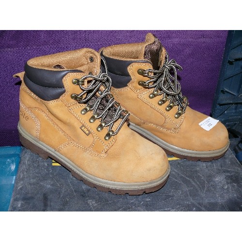 192 - A PAIR OF SAFETY BOOTS BT SITE SIZE 40.