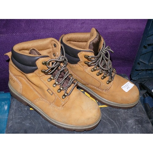 192 - A PAIR OF SAFETY BOOTS BT SITE SIZE 40.