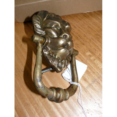 295 - BRASS DOOR KNCKER WITH LIONS FACE.