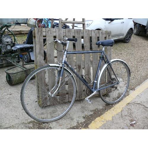 502 - GENT'S RALEIGH TOURING BIKE IN GREY AND SILVER.