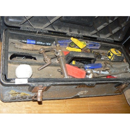 369 - LARGE TOOL BOX WITH CONTENTS OF A NICE SELECTION OF TOOLS.