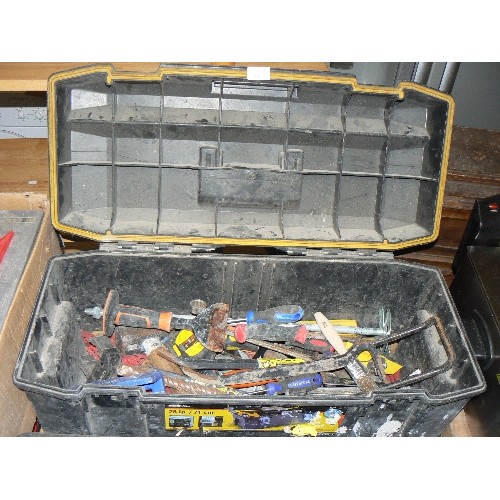 370 - LARGE TOOL BOX WITH CONTENTS OF A NICE SELECTION OF TOOLS.