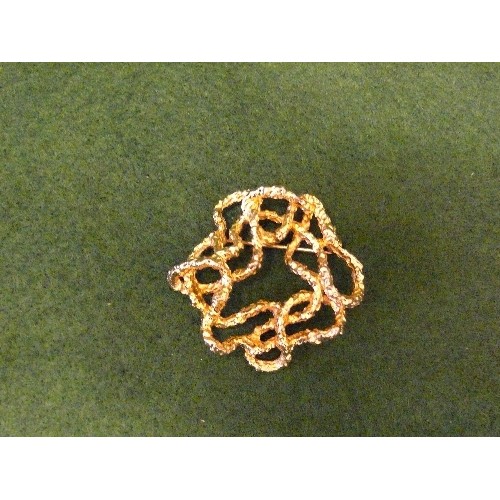 10 - A PIECE OF GOOD QUALITY FASHION JEWELLERY DESIGNER GOLD METAL BROOCH,  BOXED.