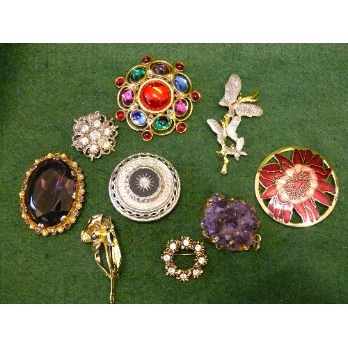 34 - COLLECTION OF HIGH FASHION BROOCHES INCUDING SARAH COVENTRY.