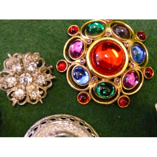 34 - COLLECTION OF HIGH FASHION BROOCHES INCUDING SARAH COVENTRY.