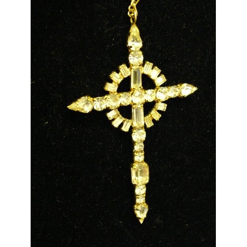 40 - A LOVELY LARGE CRYSTAL CROSS ON A CHAIN, BOXED.