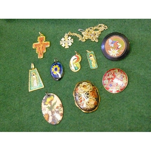 44 - COLLECTION OF BROOCHES AND PENDANTS, HAND PAINTED CLOISONNE, ENAMEL PLUS OTHERS.