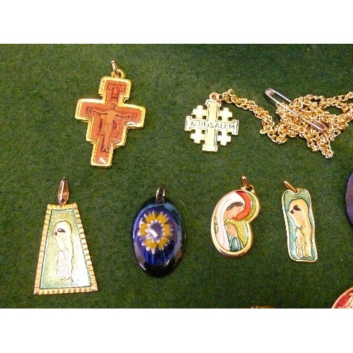 44 - COLLECTION OF BROOCHES AND PENDANTS, HAND PAINTED CLOISONNE, ENAMEL PLUS OTHERS.