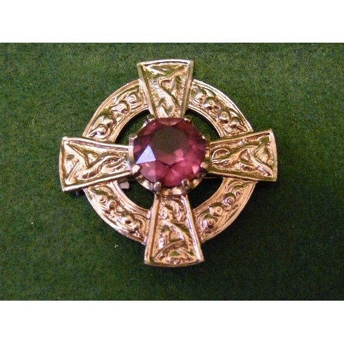 45 - A LARGE SCOTTISH KILT BROOCH WITH CELTIC RUINS DESIGN.