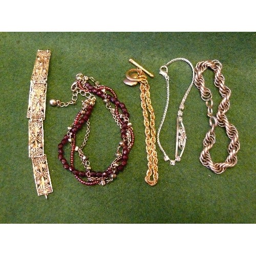 60 - COLLECTION OF BRACELETS MULTI TYPE GOLD METAL GLASS BEADS.