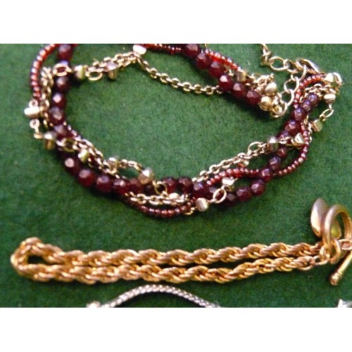 60 - COLLECTION OF BRACELETS MULTI TYPE GOLD METAL GLASS BEADS.