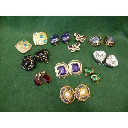 61 - COLLECTION OF MIXED EARRINGS.