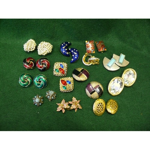 62 - COLLECTION OF MIXED EARRINGS.