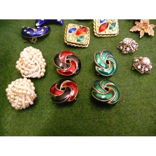 62 - COLLECTION OF MIXED EARRINGS.