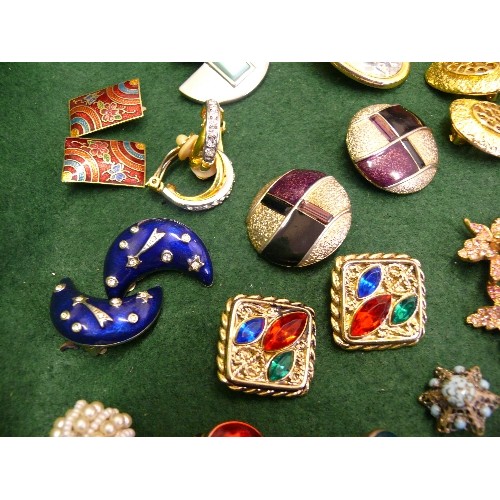 62 - COLLECTION OF MIXED EARRINGS.