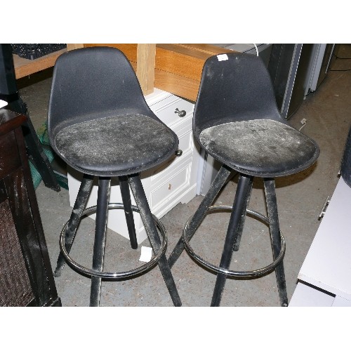 406 - PAIR OF BLACK BAR STOOLS WITH SPLAYED LEGS AND CHROME CIRCULAR FOOT REST.