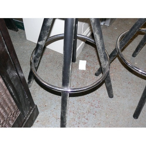 406 - PAIR OF BLACK BAR STOOLS WITH SPLAYED LEGS AND CHROME CIRCULAR FOOT REST.