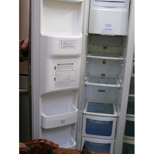 410 - DAEWOO AMERICAN DOUBLE DOOR FRIDGE FREEZER IN SILVER/GREY.  MODEL NUMBER FRS-2031LAL.  ICE AND WATER... 