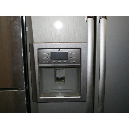 410 - DAEWOO AMERICAN DOUBLE DOOR FRIDGE FREEZER IN SILVER/GREY.  MODEL NUMBER FRS-2031LAL.  ICE AND WATER... 