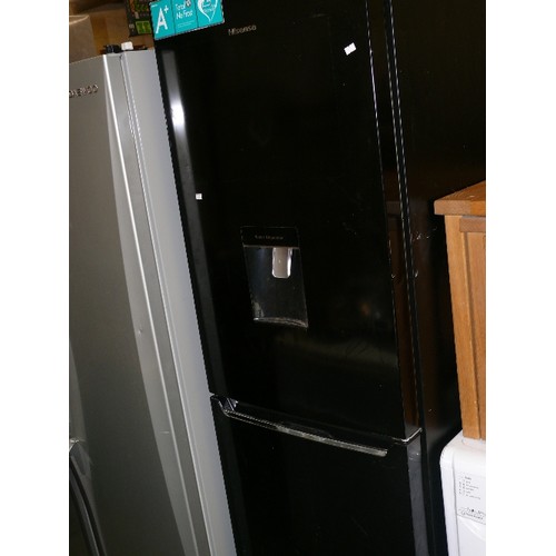 411 - HISENSE FRIDGE FREEZER WITH WATER DISPENSER IN BLACK.