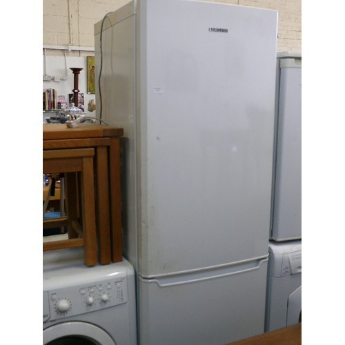 413 - SAMSUNG FRIDGE FREEZER IN WHITE.