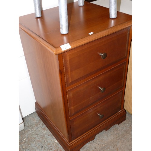 419 - THREE DRAWER BEDSIDE CHEST IN WOOD STYLE.