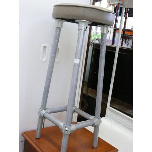 422 - INDUSTRIAL STYLE STOOL WITH BEIGE VINYL ROUND SEAT AND STURDY METAL FRAME.