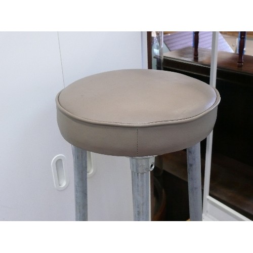 422 - INDUSTRIAL STYLE STOOL WITH BEIGE VINYL ROUND SEAT AND STURDY METAL FRAME.