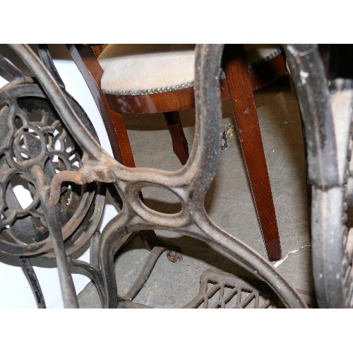 426 - ANTIQUE SINGER SEWING MACHINE, FIDDLE BASE AND CASE ON CAST IRON TREADLE.