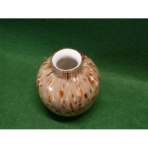 84 - A SMALL DECORATIVE GLASS VASE.