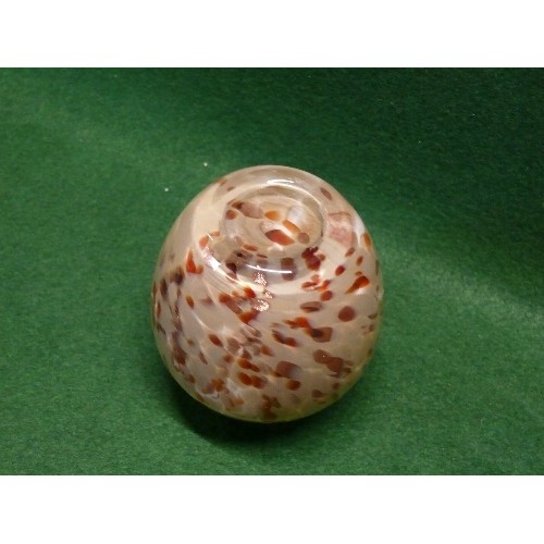 84 - A SMALL DECORATIVE GLASS VASE.