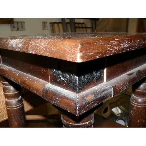 447 - SMALL RUSTIC SQUARE LAMP TABLE.