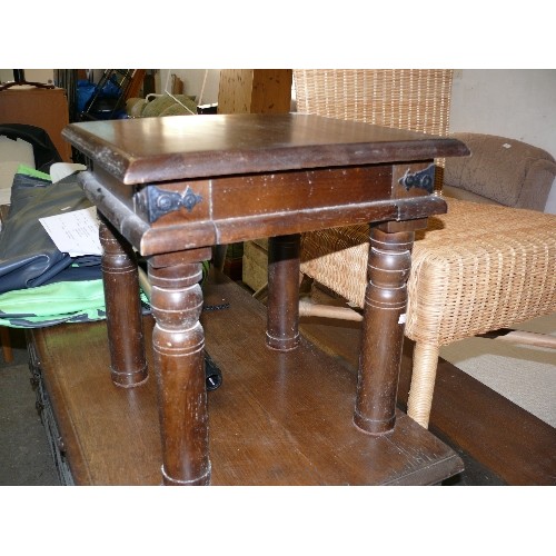 447 - SMALL RUSTIC SQUARE LAMP TABLE.