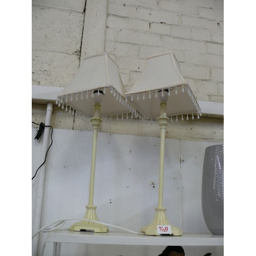 94B - A PAIR OF CREAM COLOURED TABLE LAMPS.