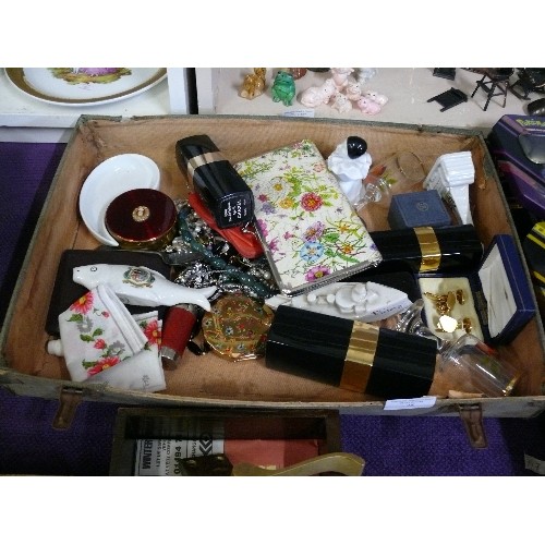 75 - A TRAY OF VARIOUS COLLECTABLES INCLUDING COSTUME JEWELLERY, PERFUME BOTTLES, CRESTWARE ETC.